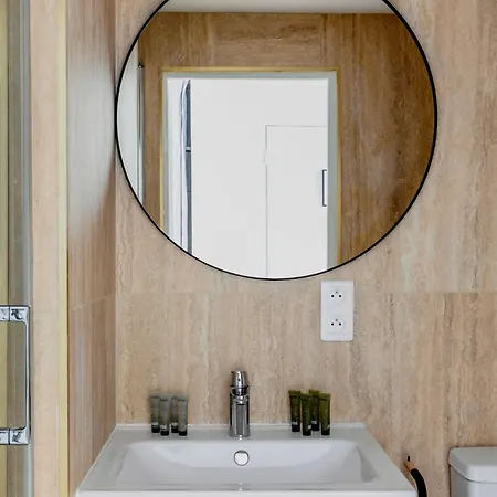 Unwind In Timeless Comfort Appartamento