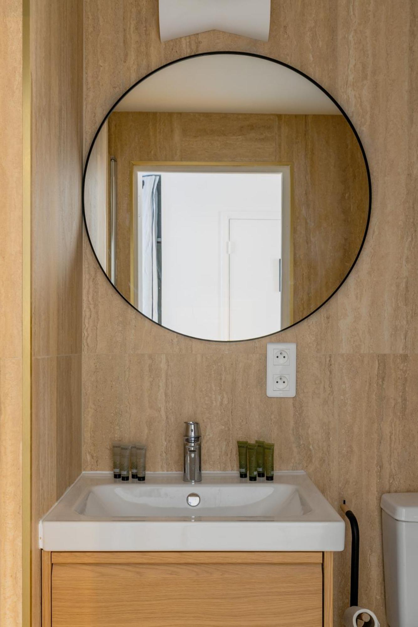 Unwind In Timeless Comfort Apartment Paris
